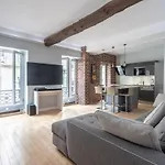Stay In A Prime Location Paris